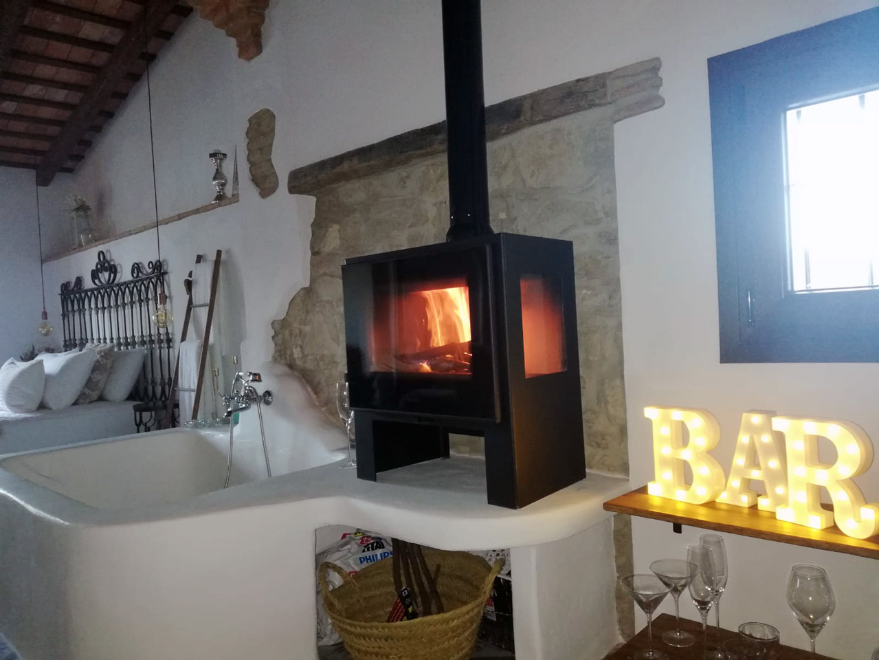 Casa Rural en Jimena de la Frontera, Cádiz - Chimenea en la habitación