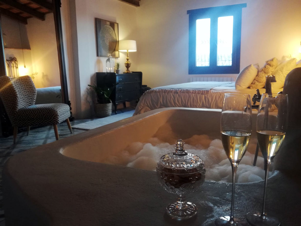 Casa Rural en Jimena de la Frontera, Cádiz - Bañera en dormitorio